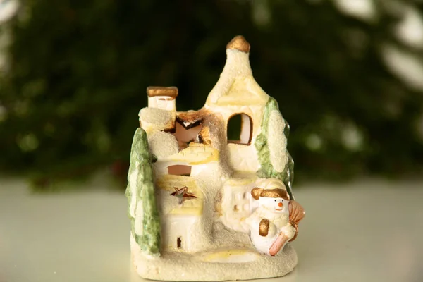 Hermosa composición de Navidad con pequeña casa de aves — Foto de Stock