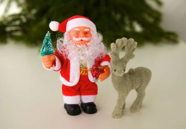 Composición navideña con caja de regalo y decoraciones — Foto de Stock