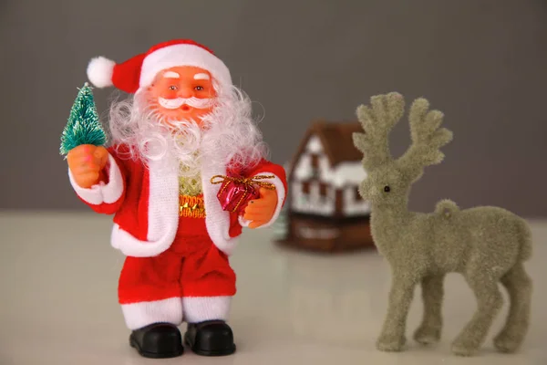 Composición navideña con caja de regalo y decoraciones — Foto de Stock