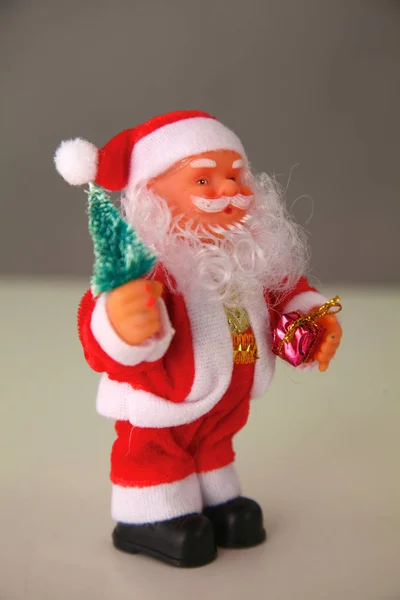 Рождественская композиция с подарочной коробкой и декорациями — стоковое фото