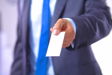 genç işadamı bir kartvizit ile elini tutar