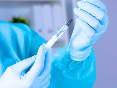 Doktor, elinde şırınga yakın çekim