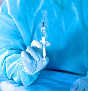 Doktor, elinde şırınga yakın çekim