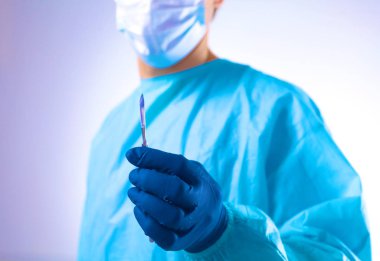 adam cerrah neşter ameliyathane içinde tutar.