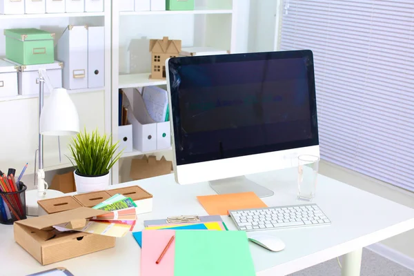 Escritorio de diseño con ordenador y papeleo — Foto de Stock