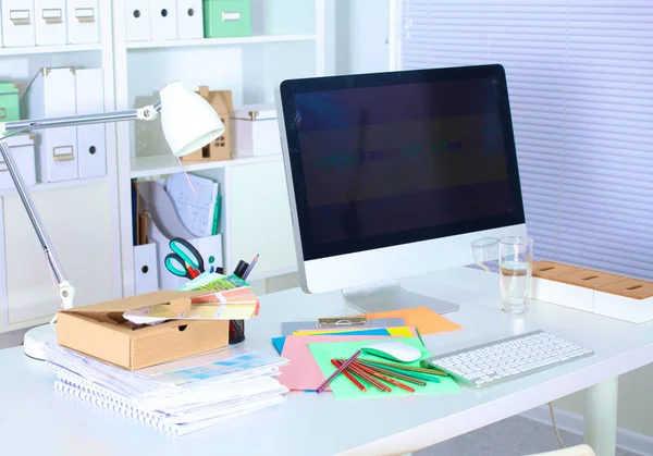 Mesa de trabalho de designer com um computador e papelada — Fotografia de Stock
