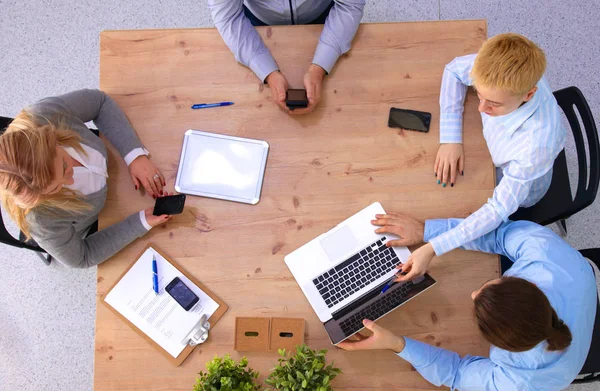 Beeld van zakenpartners die documenten en ideeën bespreken tijdens vergaderingen — Stockfoto