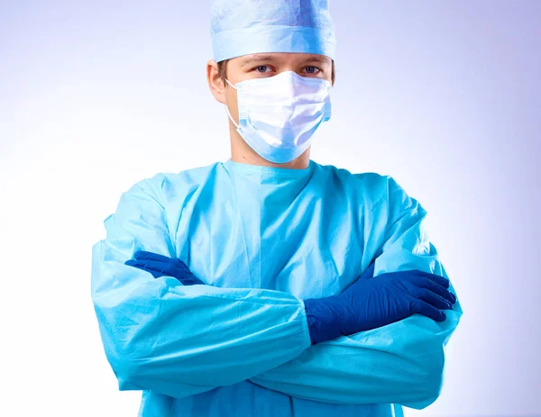 Hombre cirujano sostiene un bisturí en un quirófano — Foto de Stock