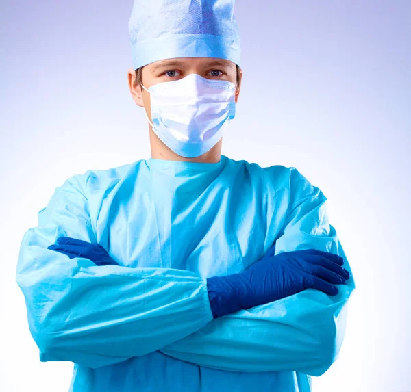 Un chirurgien tient un scalpel dans une salle d'opération — Photo