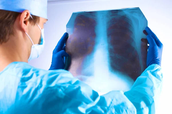 Médico examinando una radiografía del paciente — Foto de Stock