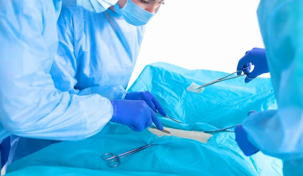 Il team di chirurgo in uniforme esegue un'operazione su un paziente presso la clinica di chirurgia cardiaca — Foto Stock