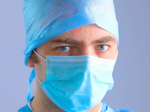 Man surgeon holds a scalpel in an operating room — Stock Photo, Image