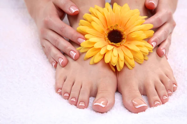 Closeup foto de um belo pés femininos com pedicure — Fotografia de Stock
