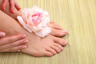 Portre fotoğraf pedikür ile güzel bir kadın ayak