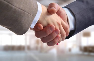 İş karşılıklı. El ile her diğer iki işadamı