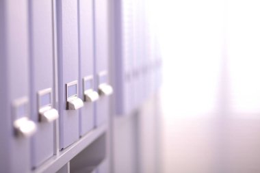 Dosya klasörleri, arka planda raflarda duran