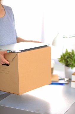 Office, gülümseyen, kutu ambalaj hareketli iş adamları mutlu takım