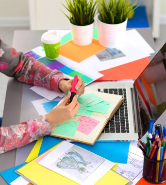 designer Resepsiyon Dijital dönüştürücü kullanarak ofisinde çalışan