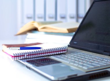 Ofis Masaları boş not defteri ve dizüstü bilgisayar ile
