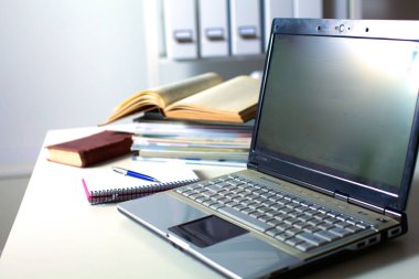 Ofis Masaları boş not defteri ve dizüstü bilgisayar ile