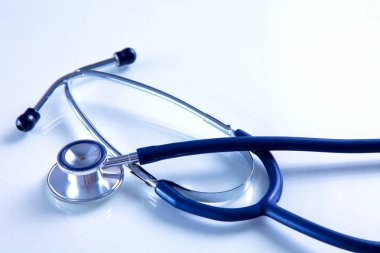 Beyaz arkaplanda tıbbi steteskop
