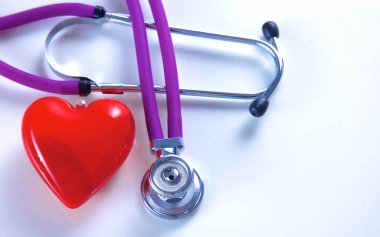 Tıbbi üniversite kavram için sığ derinlik-in tarla ile beyaz tabloda stetoskop