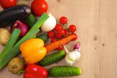 Çeşitli ham organik sebze ahşap masa ile kompozisyon