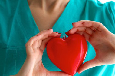 Bilinmeyen kadın doktor izole stetoskop ile yakın çekim