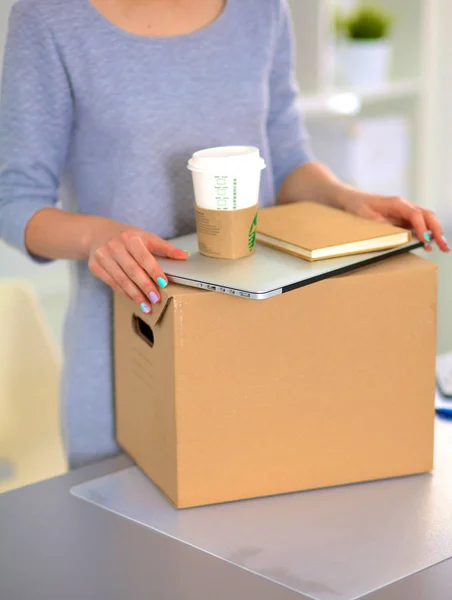 Счастливая команда бизнесменов, переезжающих в офис, упаковывающих коробки, улыбающихся — стоковое фото