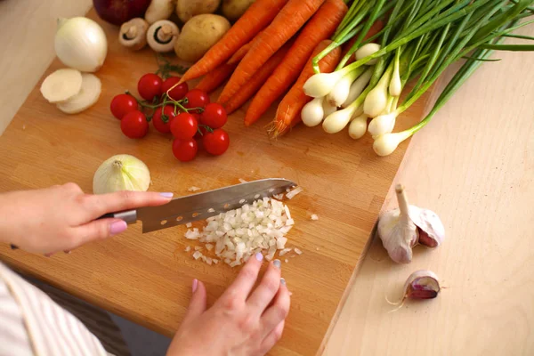 Unga kvinna matlagning i köket. Hälsosam mat — Stockfoto