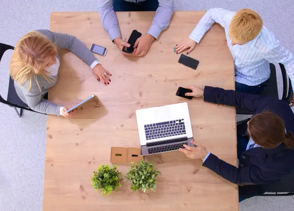 Imagen de los socios comerciales discutiendo documentos e ideas en la reunión — Foto de Stock