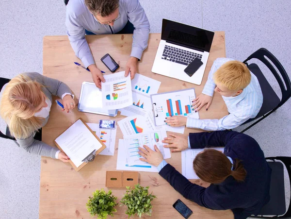 Beeld van zakenpartners die documenten en ideeën bespreken tijdens vergaderingen — Stockfoto