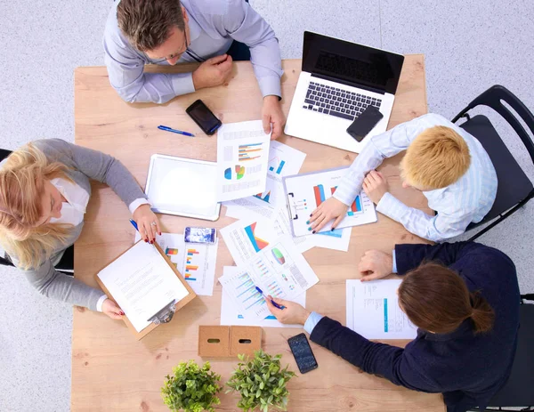 Imagen de los socios comerciales discutiendo documentos e ideas en la reunión —  Fotos de Stock