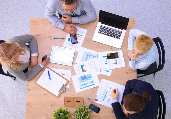 Imagen de los socios comerciales discutiendo documentos e ideas en la reunión — Foto de Stock