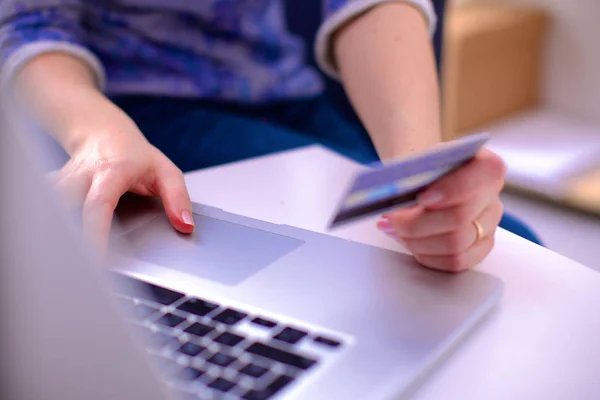 Handen met een creditcard en met behulp van laptop computer voor online winkelen — Stockfoto