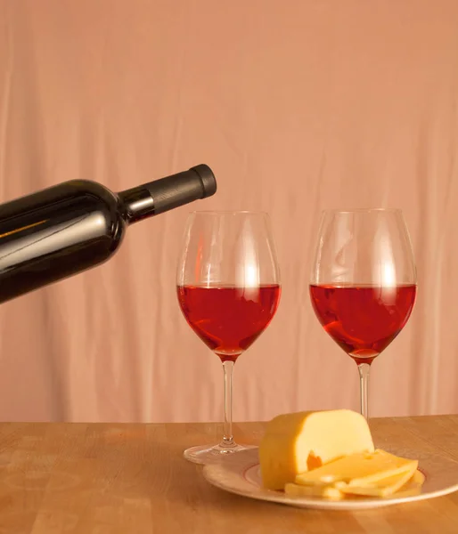 Garrafa de vinho e vidro na mesa — Fotografia de Stock