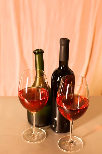 Bouteille de vin et verre sur la table — Photo