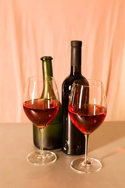 Bouteille de vin et verre sur la table — Photo