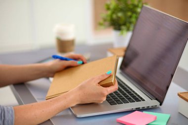 designer Resepsiyon Dijital dönüştürücü kullanarak ofisinde çalışan