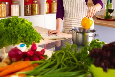 Genç kadın mutfakta yemek pişiriyor. Sağlıklı Yemek