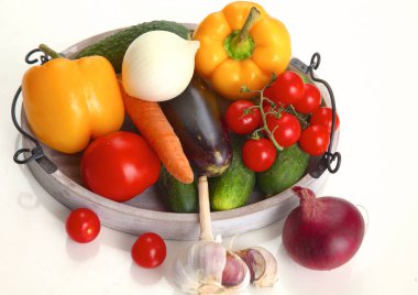 Beyaz arka planda taze sonbahar sebzeleri