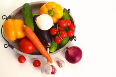 Tablo üzerinde çeşitli ham organik sebze ile kompozisyon