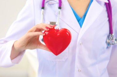 Bilinmeyen kadın doktor izole stetoskop ile yakın çekim