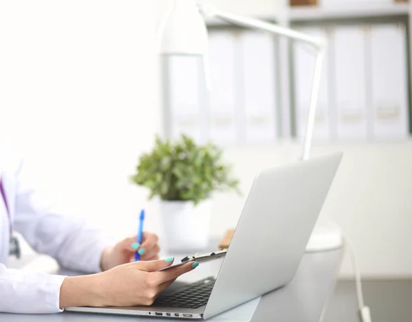 Portrait d'heureuse médecin femme au bureau — Photo