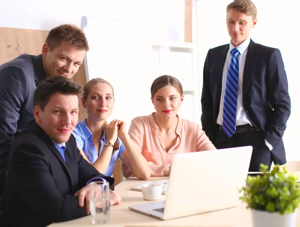 Reunião de negócios - gerente discutindo o trabalho com seus colegas — Fotografia de Stock