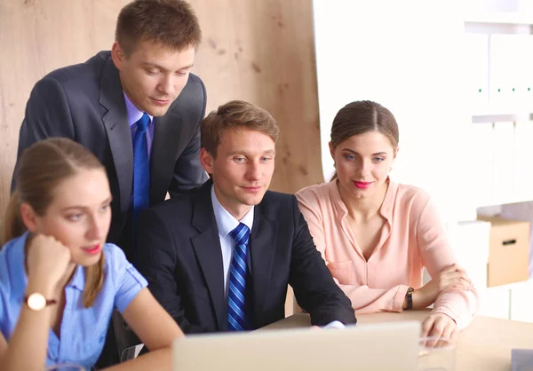 Reunião de negócios - gerente discutindo o trabalho com seus colegas — Fotografia de Stock