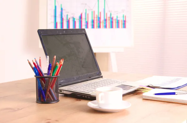 Office tabel met lege Kladblok en laptop — Stockfoto