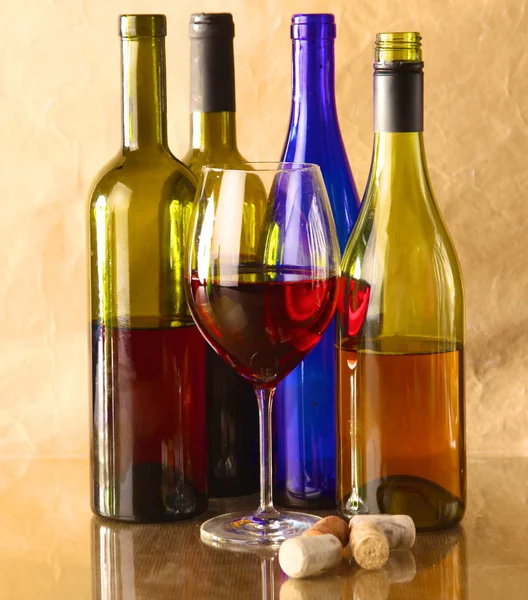 Bottiglia di vino e vetro su un tavolo — Foto Stock
