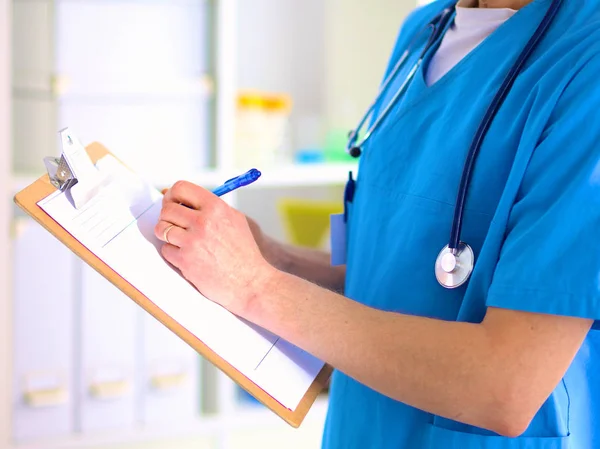 Retrato de primer plano de un médico con carpeta de retención de estetoscopio — Foto de Stock