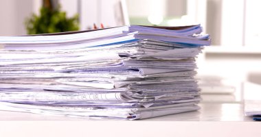 ön planda bir bilgisayarla Ofis Masası